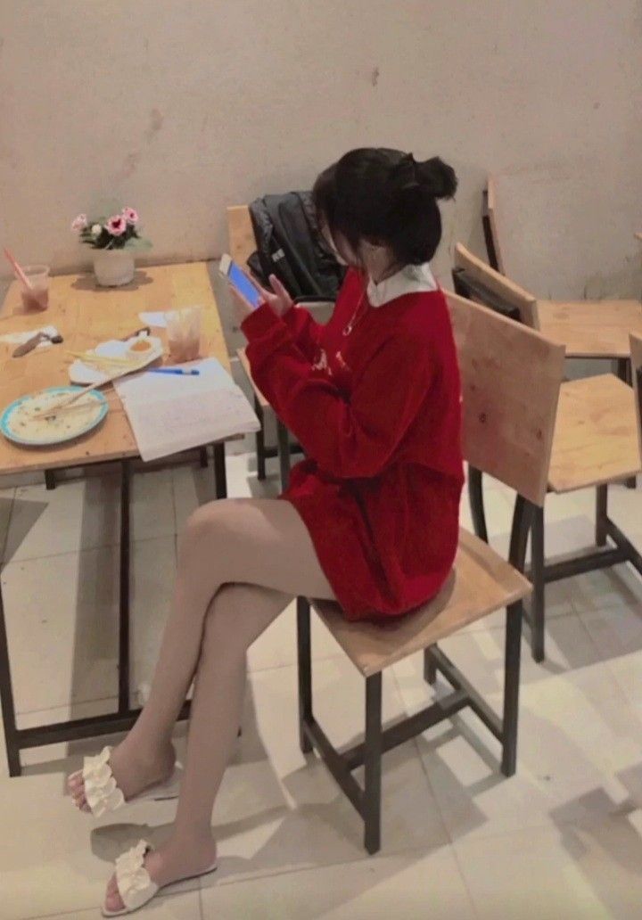 Cô gái trẻ xinh đẹp trong áo khoác và quần shorts