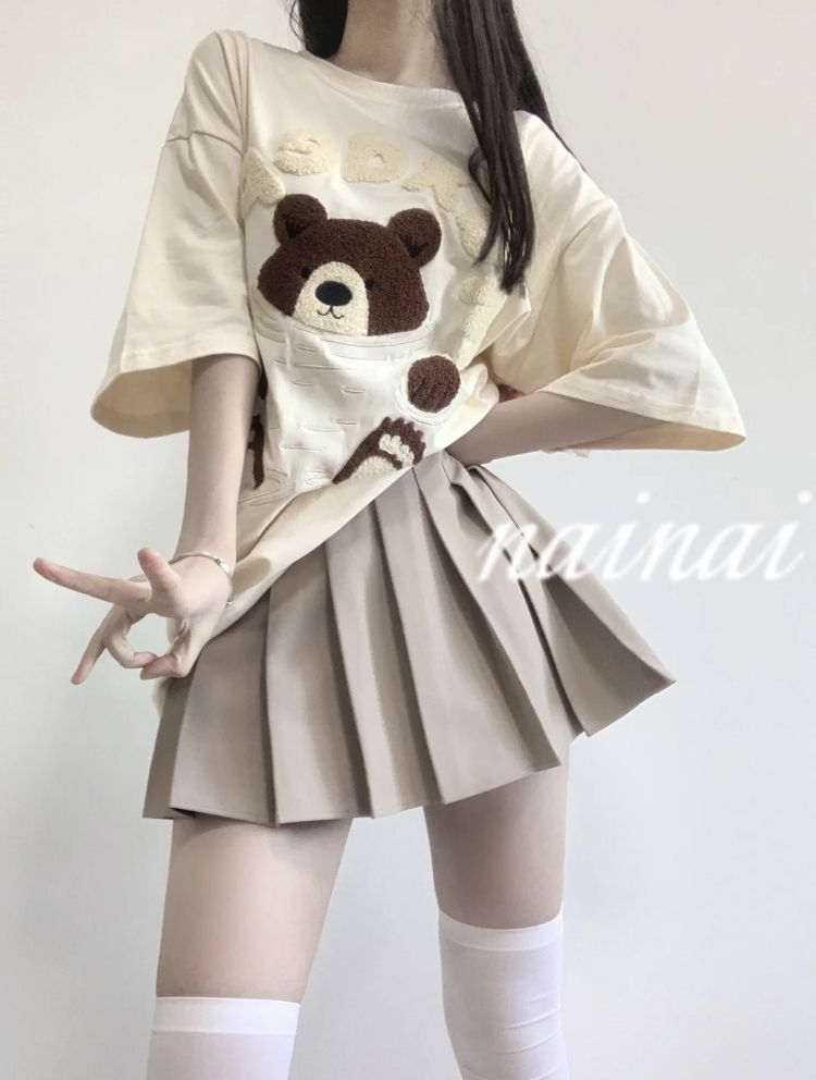 Cô gái trẻ xinh đẹp trong áo phông màu kem
