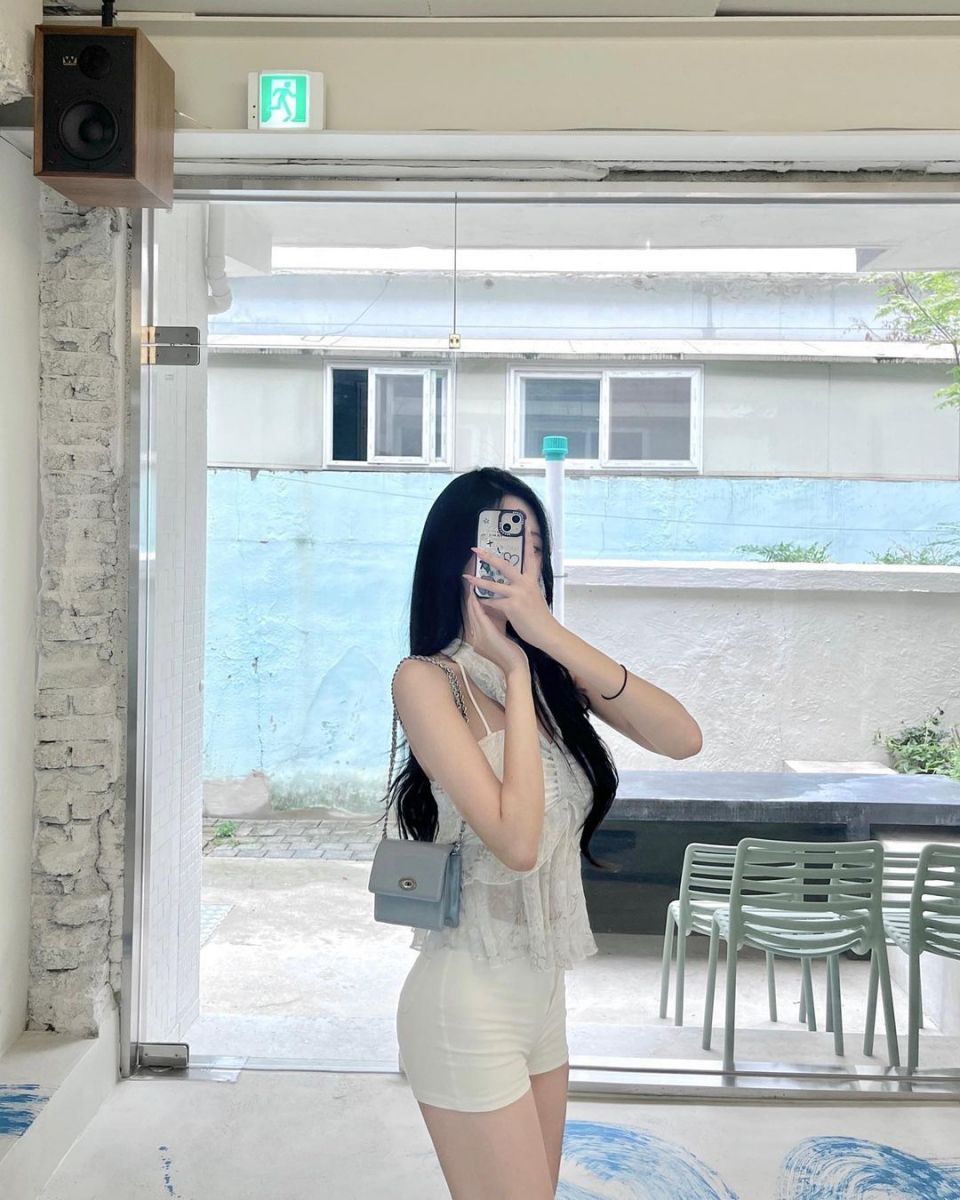 Cô gái trẻ xinh đẹp trong bộ trang phục cá tính