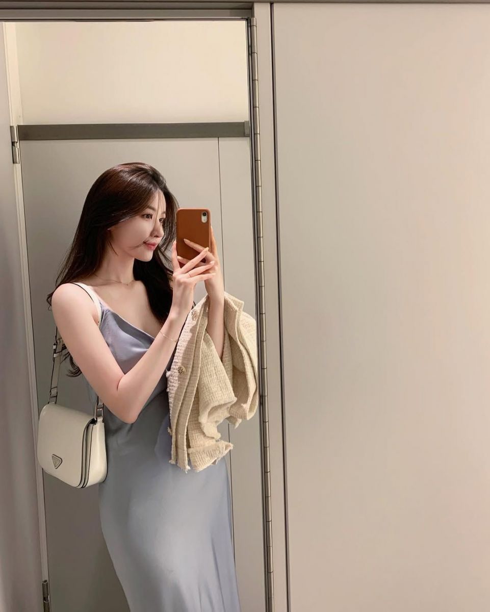 Cô gái trẻ xinh đẹp trong chiếc váy dài màu xanh