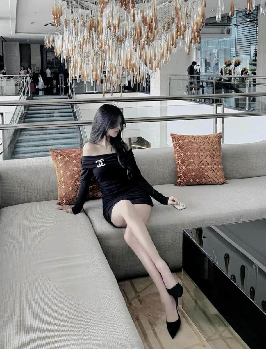 Cô gái trẻ xinh đẹp trong không gian nội thất sang trọng