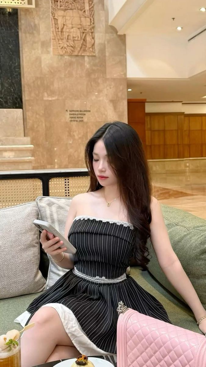 Cô gái trẻ xinh đẹp trong không gian sang trọng