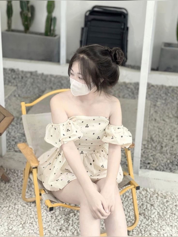 Cô gái trẻ xinh đẹp trong không gian xanh mát