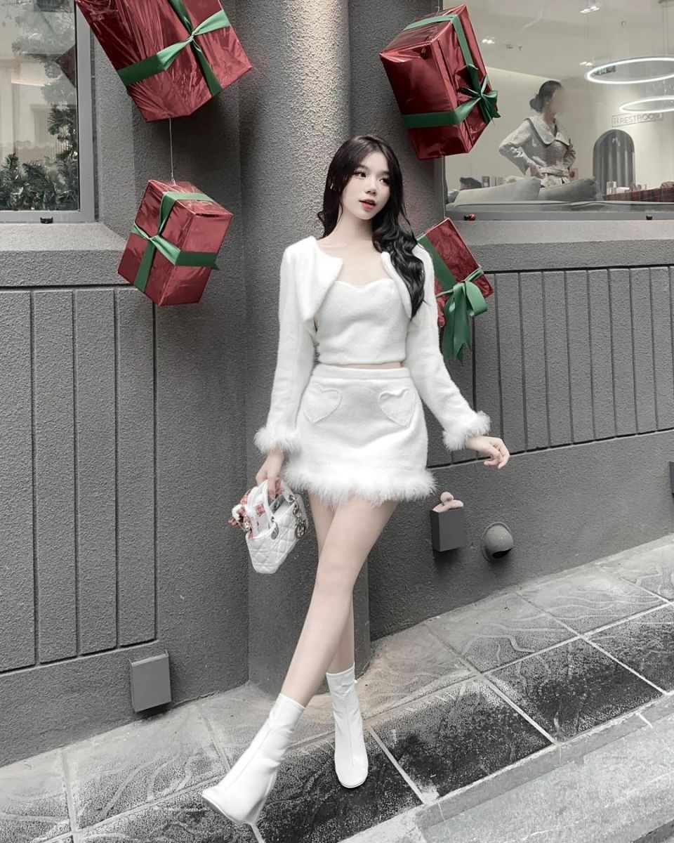 Cô gái trẻ xinh đẹp trong trang phục áo crop top và chân váy ngắn