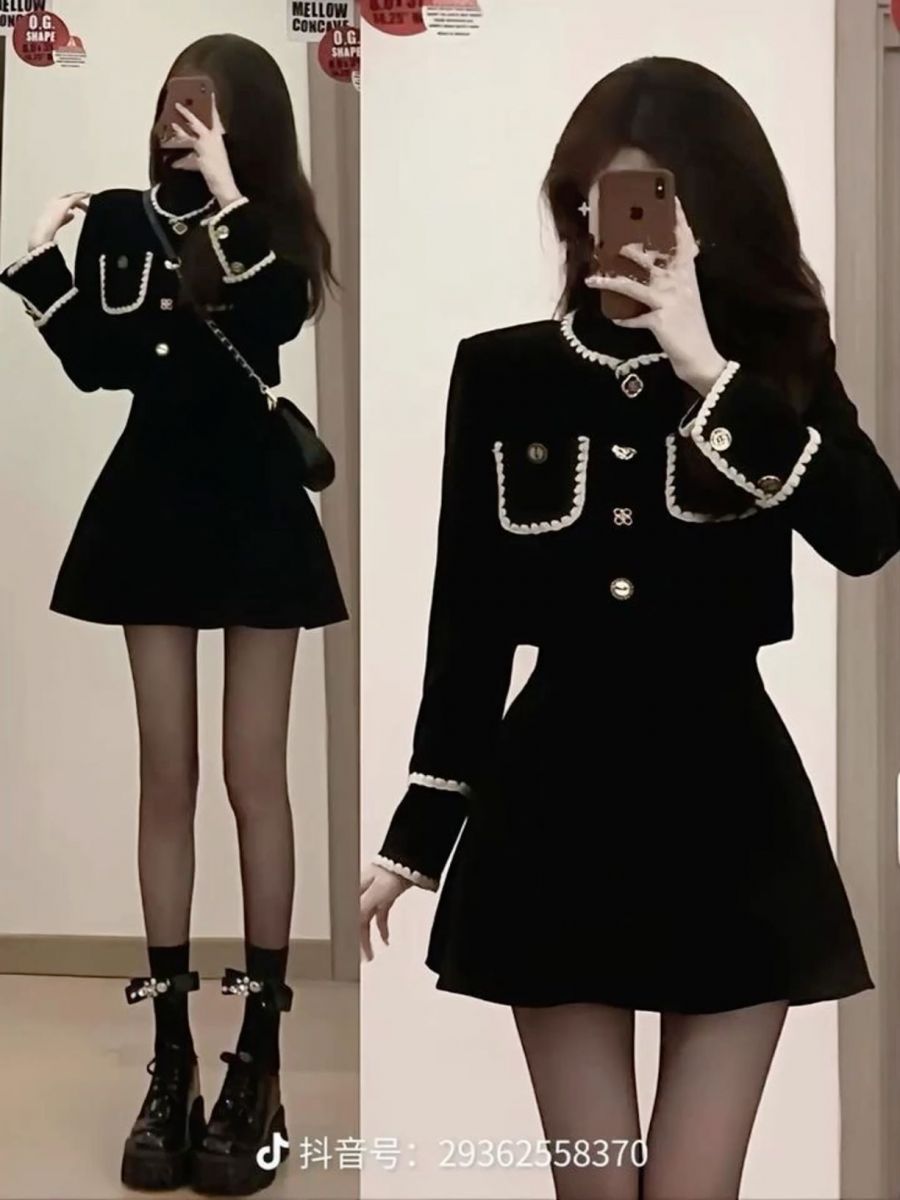 Cô gái trẻ xinh đẹp trong váy đen cao cấp chụp ảnh selfie