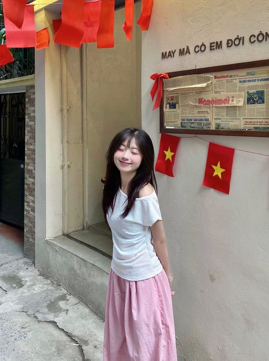 Cô gái trẻ xinh đẹp trong váy trắng nổi bật