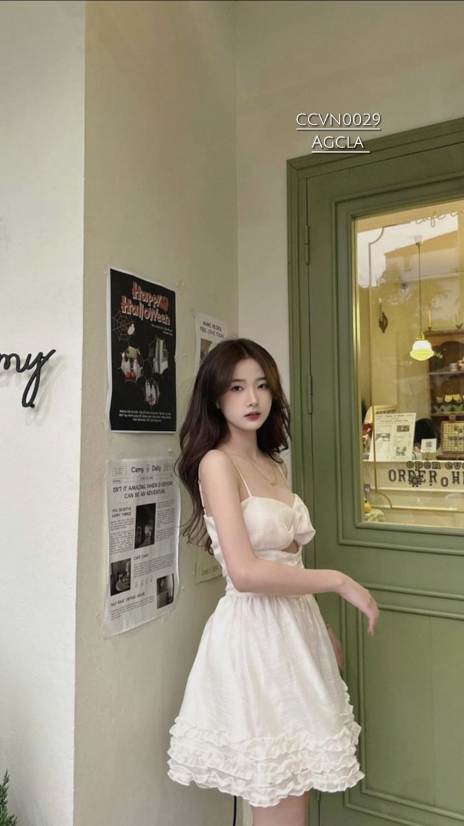 Cô gái trẻ xinh đẹp trong váy trắng tại quán cà phê dễ thương