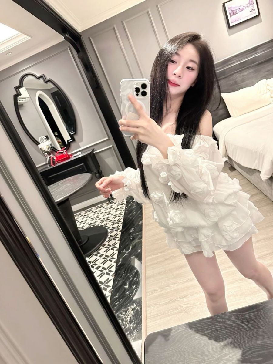 Cô gái trẻ xinh đẹp với áo blouse trắng họa tiết hoa
