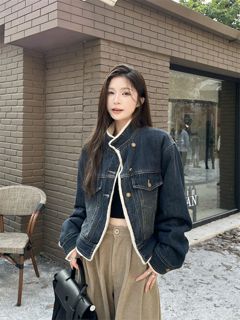Cô gái trẻ xinh đẹp với áo khoác denim và quần dài màu be