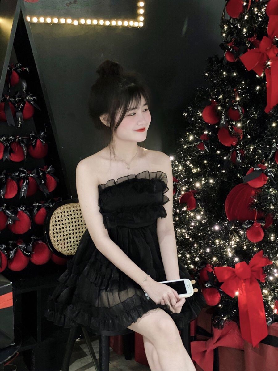 Cô gái trẻ xinh đẹp với điện thoại trong không gian trang trí