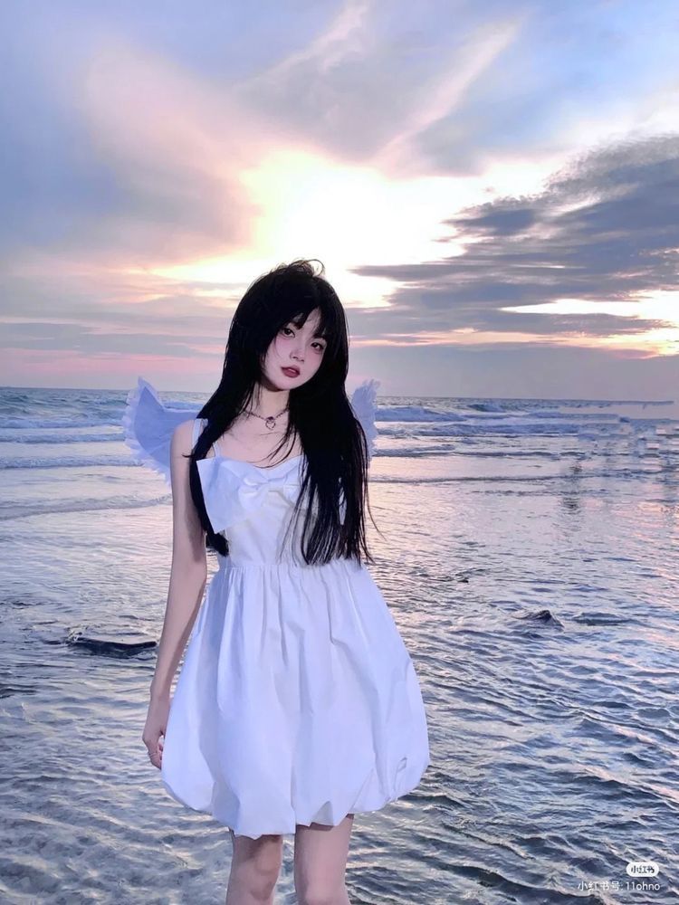 Cô gái trong váy trắng tỏa sáng bên bãi biển