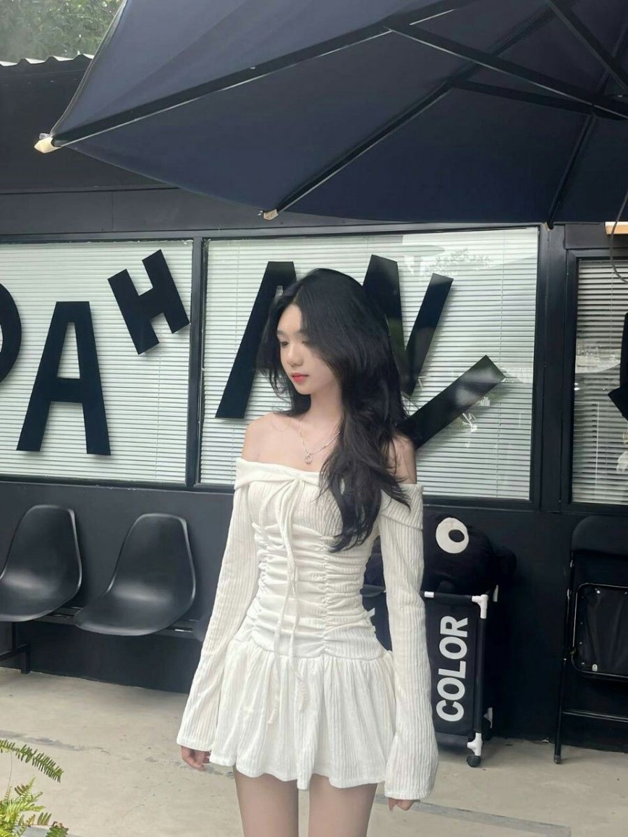 Cô gái tự tin trong áo dài trắng trước quán cafe