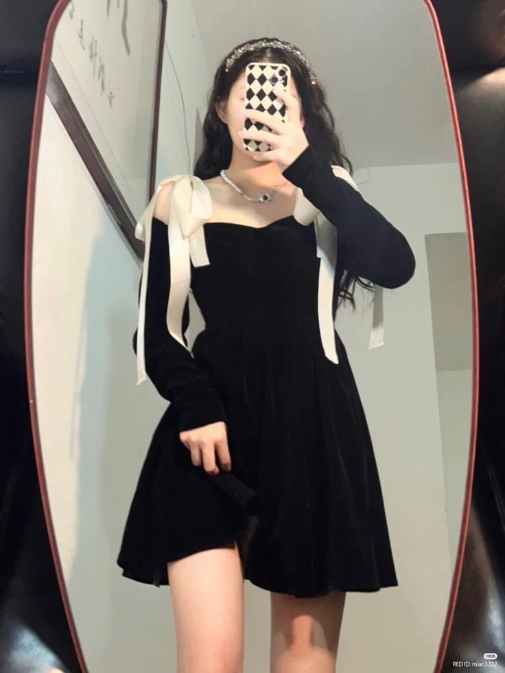 Cô gái tự tin trong váy ngắn và áo sáng màu trước gương
