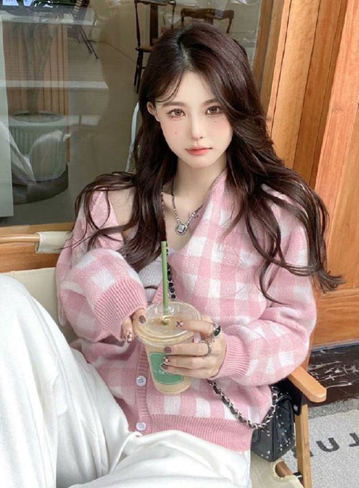 Cô gái xinh dáng trong cardigan hồng họa tiết caro