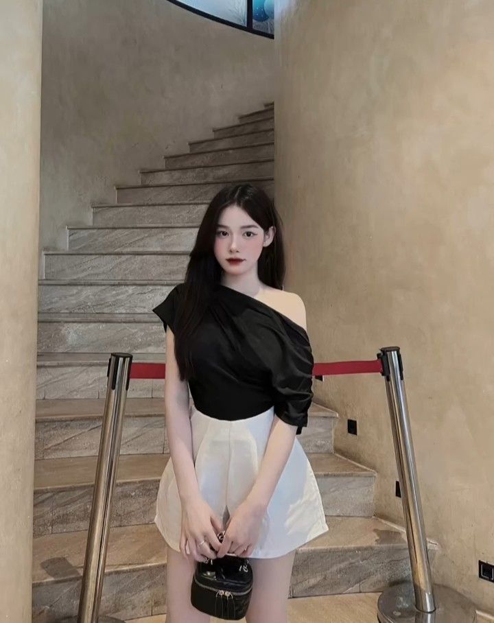 Cô gái xinh đẹp không mặc áo, tự tin bên cầu thang