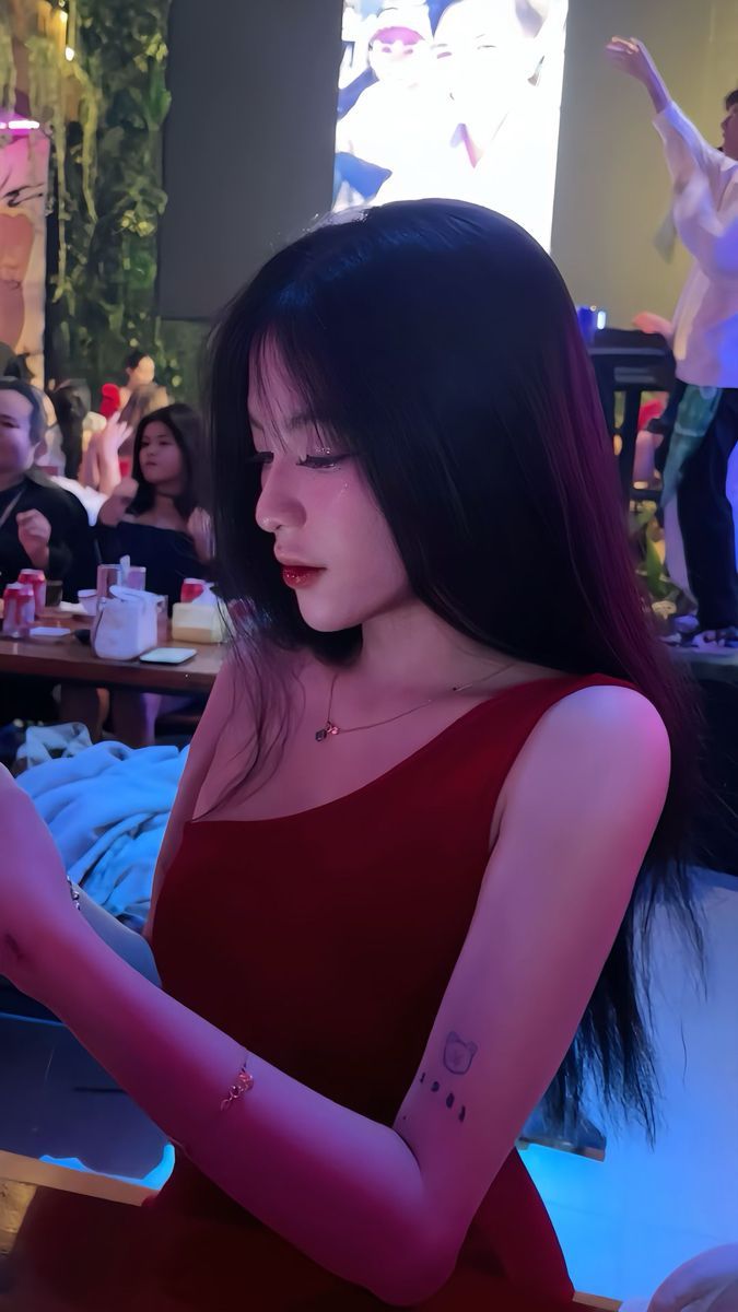 Cô gái xinh đẹp không mặc quần áo tại quán bar
