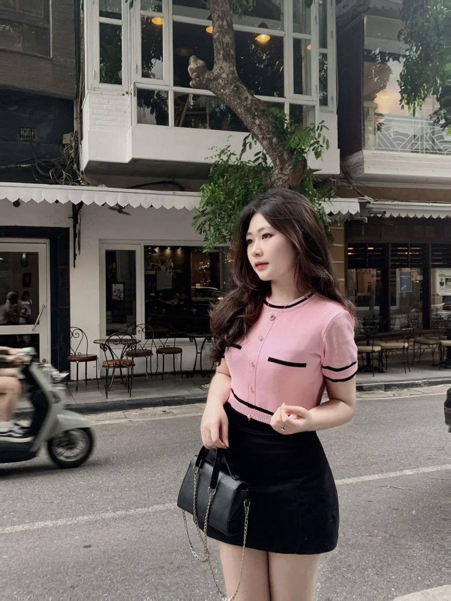 Cô gái xinh đẹp trên phố với phong cách thời trang nổi bật