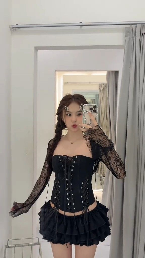 Cô gái xinh đẹp trong áo corset đen và chân váy xòe