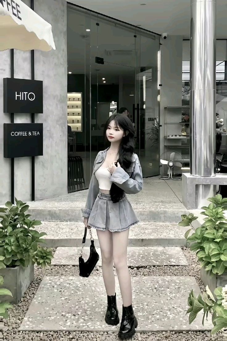 Cô gái xinh đẹp trong áo crop top trắng và chân váy denim