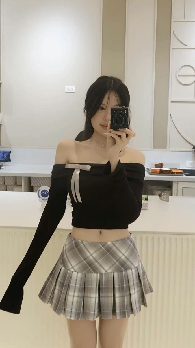 Cô gái xinh đẹp trong áo crop top và chân váy caro