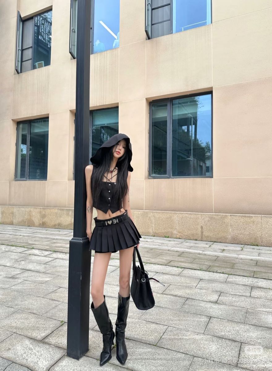 Cô gái xinh đẹp trong áo croptop và chân váy xòe hiện đại