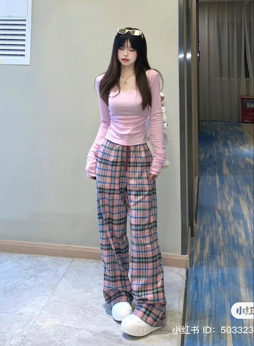 Cô gái xinh đẹp trong áo dài tay màu hồng họa tiết caro