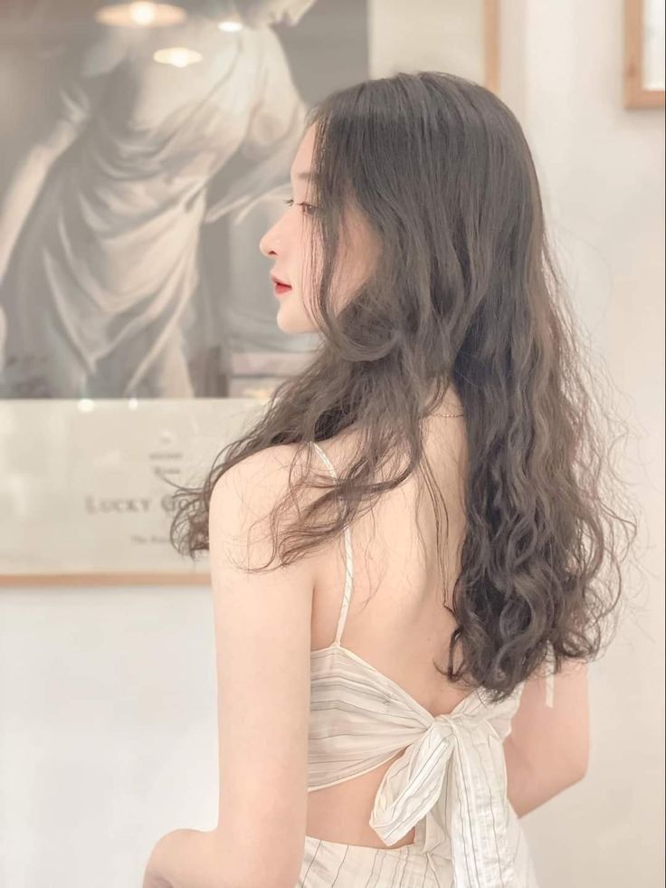Cô gái xinh đẹp trong áo dài trắng giữa không gian hiện đại