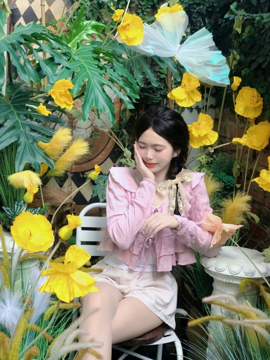 Cô gái xinh đẹp trong áo khoác hồng và quần ngắn thời thượng