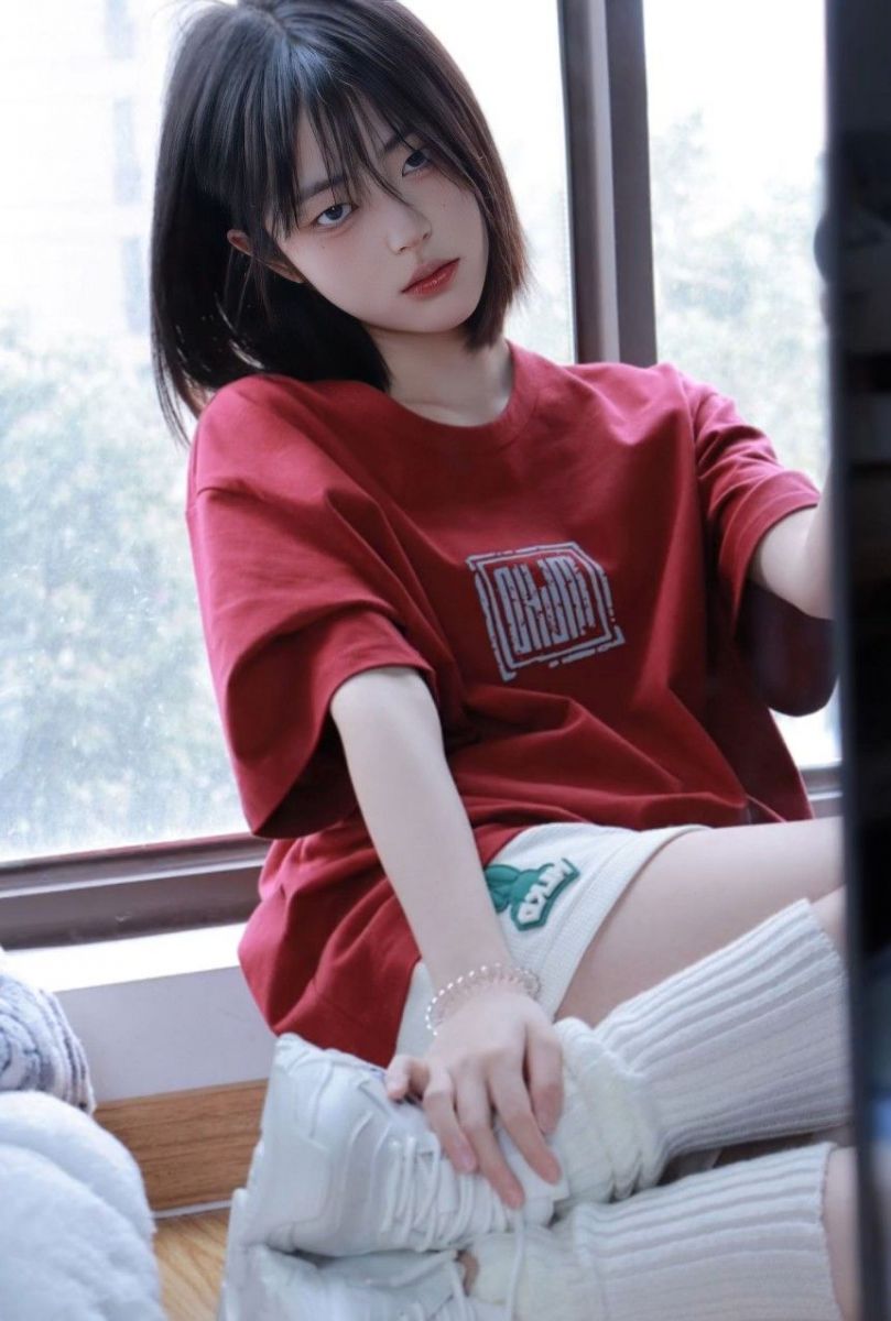 Cô gái xinh đẹp trong áo thun đỏ và quần short ngắn