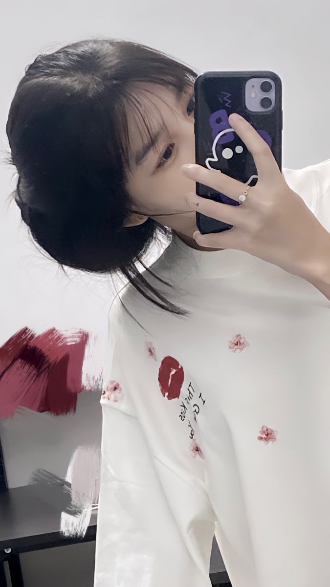Cô gái xinh đẹp trong áo thun trắng họa tiết hoa