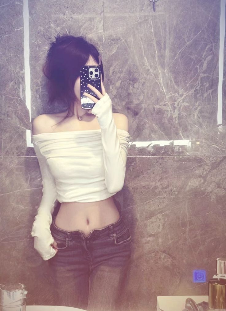 Cô gái xinh đẹp trong áo thun trắng và quần jean ôm
