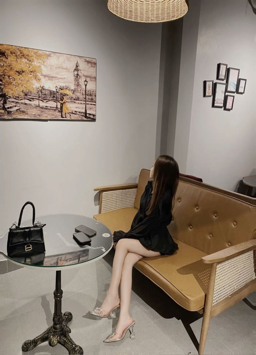 Cô gái xinh đẹp trong bộ áo đầm đen và giày cao gót