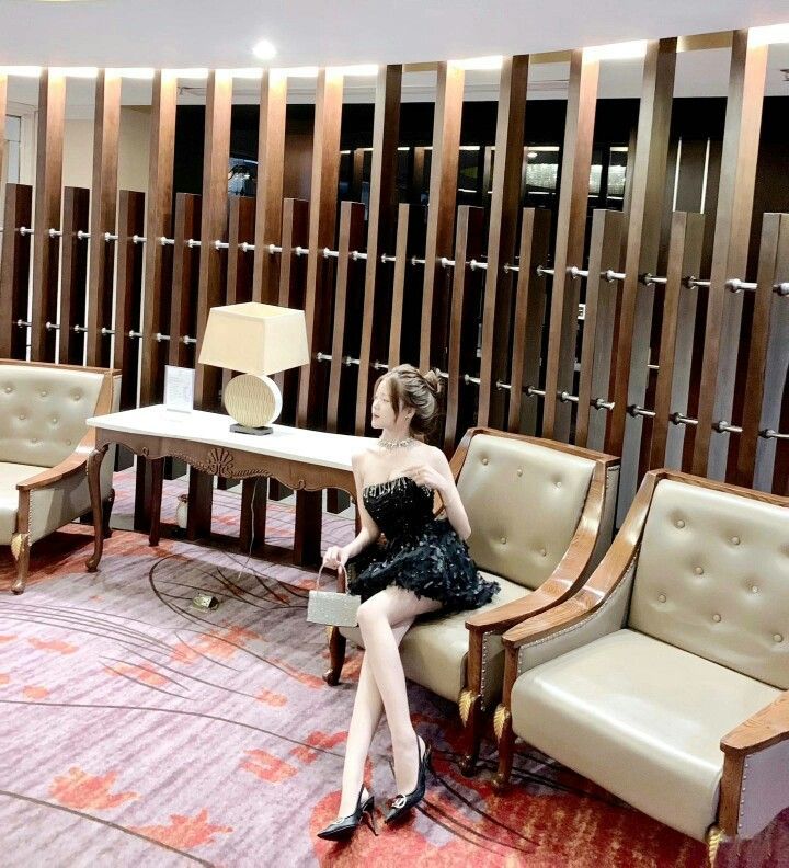 Cô gái xinh đẹp trong bộ đầm đen quyến rũ