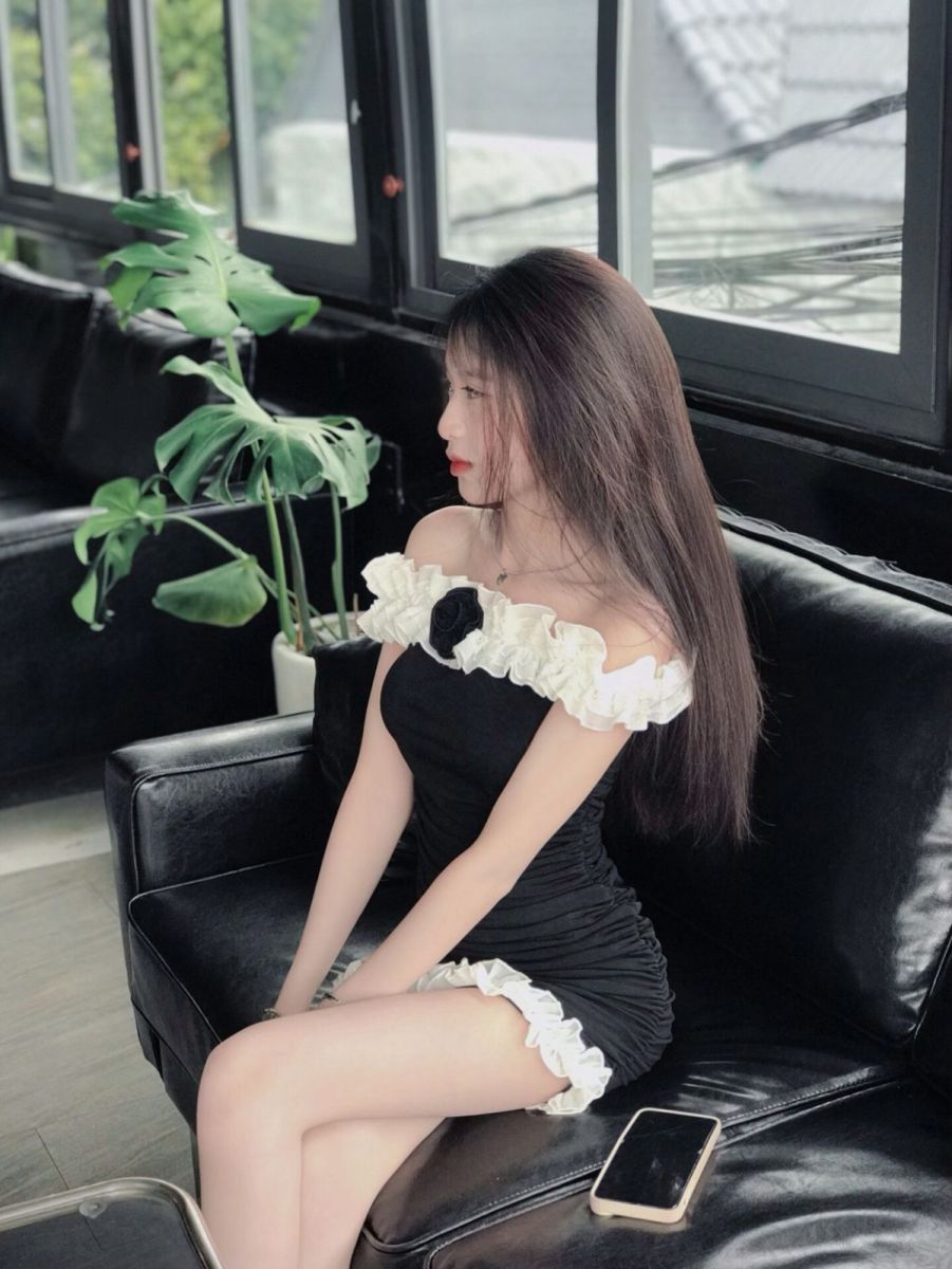 Cô gái xinh đẹp trong bộ đầm ngắn thanh lịch