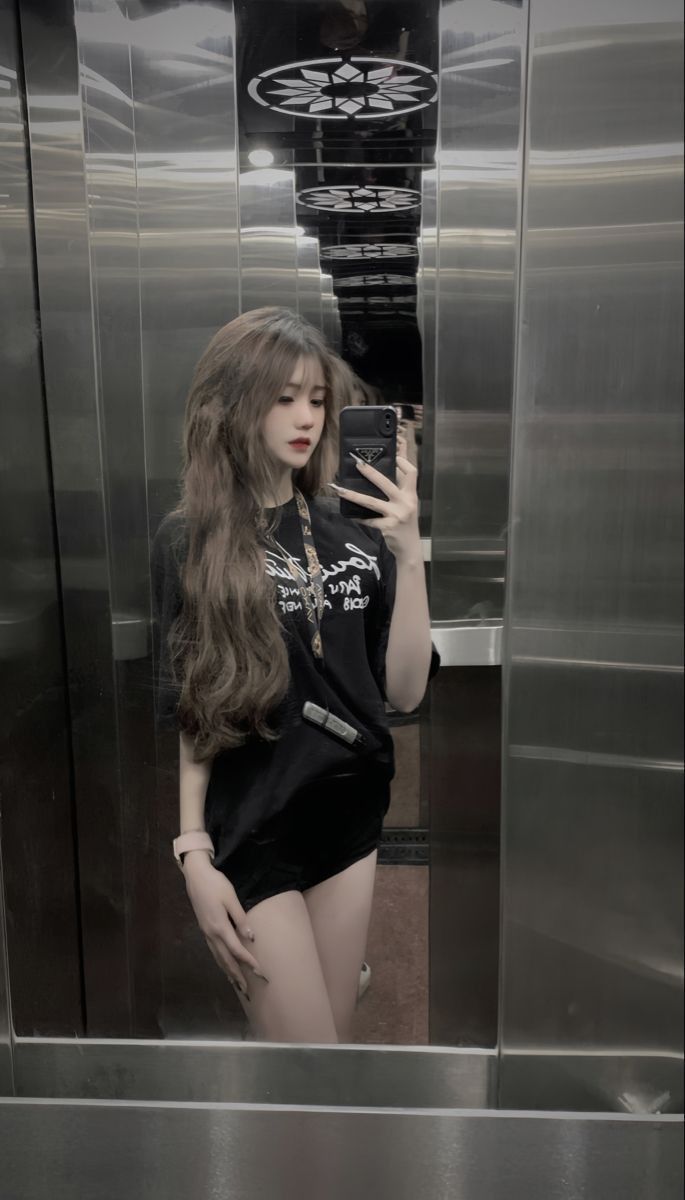 Cô gái xinh đẹp trong bộ đồ thời trang trẻ trung