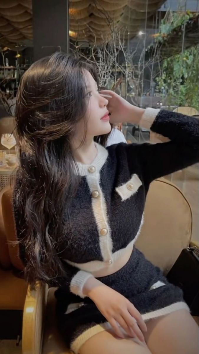 Cô gái xinh đẹp trong bộ quần bó sát màu đen thanh lịch