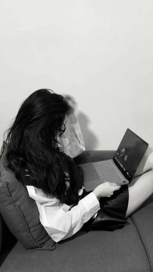 Cô gái xinh đẹp trong bộ trang phục váy trắng