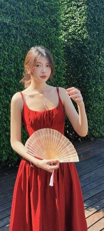Cô gái xinh đẹp trong chiếc áo trong suốt trên nền gỗ
