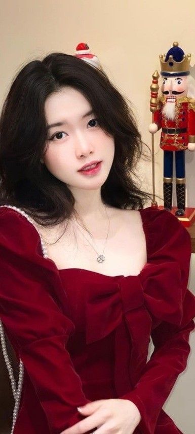 Cô gái xinh đẹp trong chiếc đầm đỏ nổi bật giữa không gian trang trí