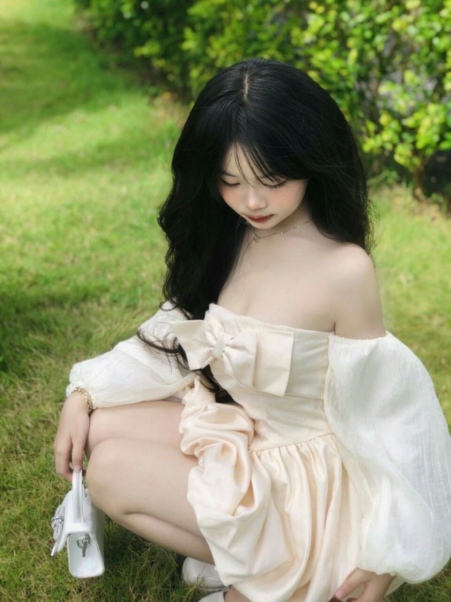 Cô gái xinh đẹp trong chiếc đầm trắng giữa cánh đồng xanh