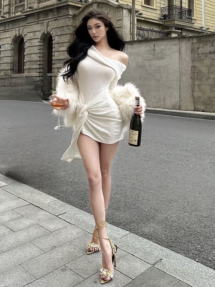 Cô gái xinh đẹp trong chiếc đầm trắng lộng lẫy