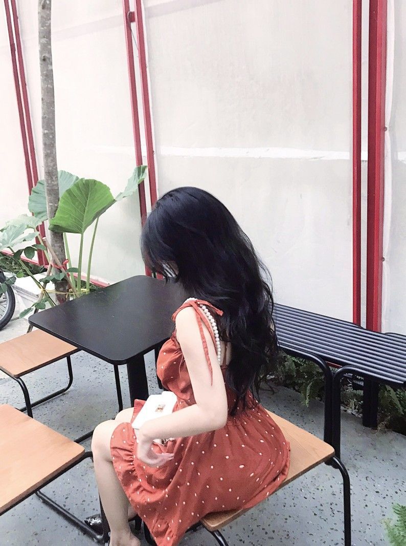 Cô gái xinh đẹp trong chiếc váy đỏ chấm bi tại quán cà phê