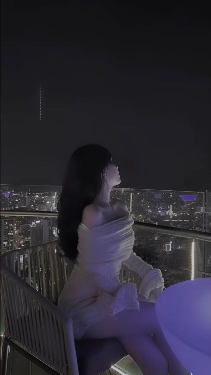 Cô gái xinh đẹp trong đêm thành phố lung linh