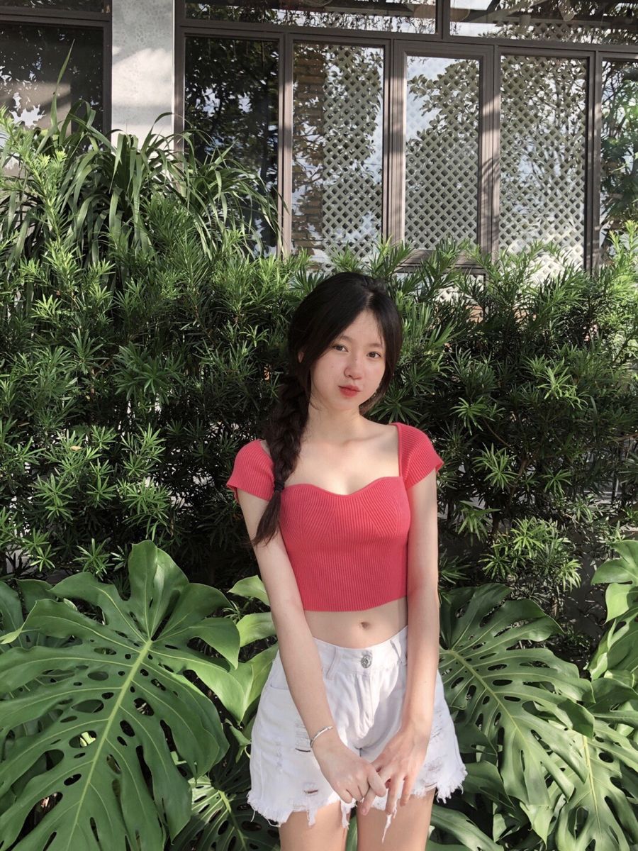 Cô gái xinh đẹp trong không gian xanh với áo crop top đỏ