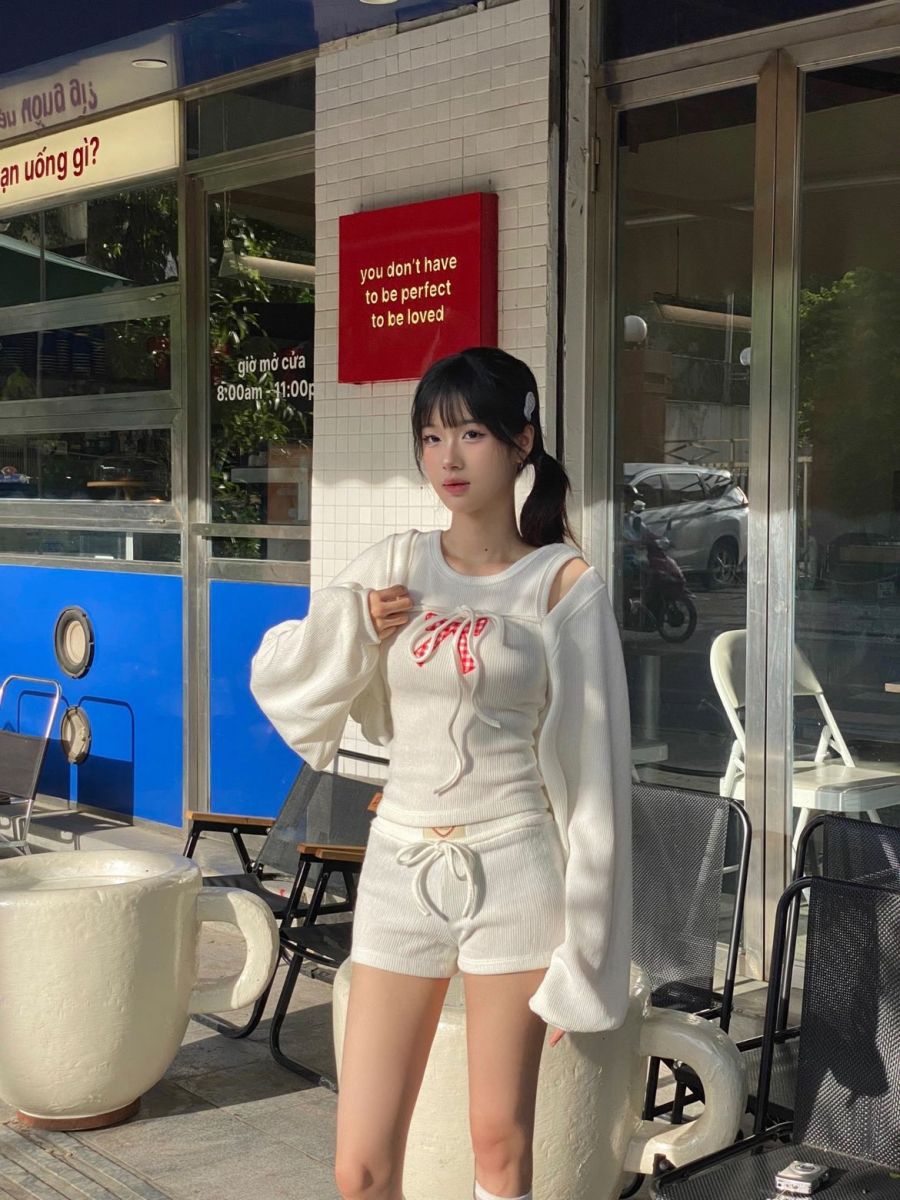 Cô gái xinh đẹp trong quán cafe với trang phục trắng nổi bật