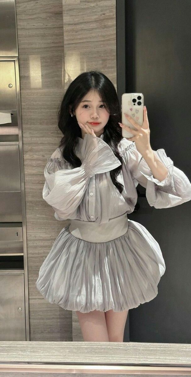 Cô gái xinh đẹp trong trang phục áo sơ mi và chân váy xòe