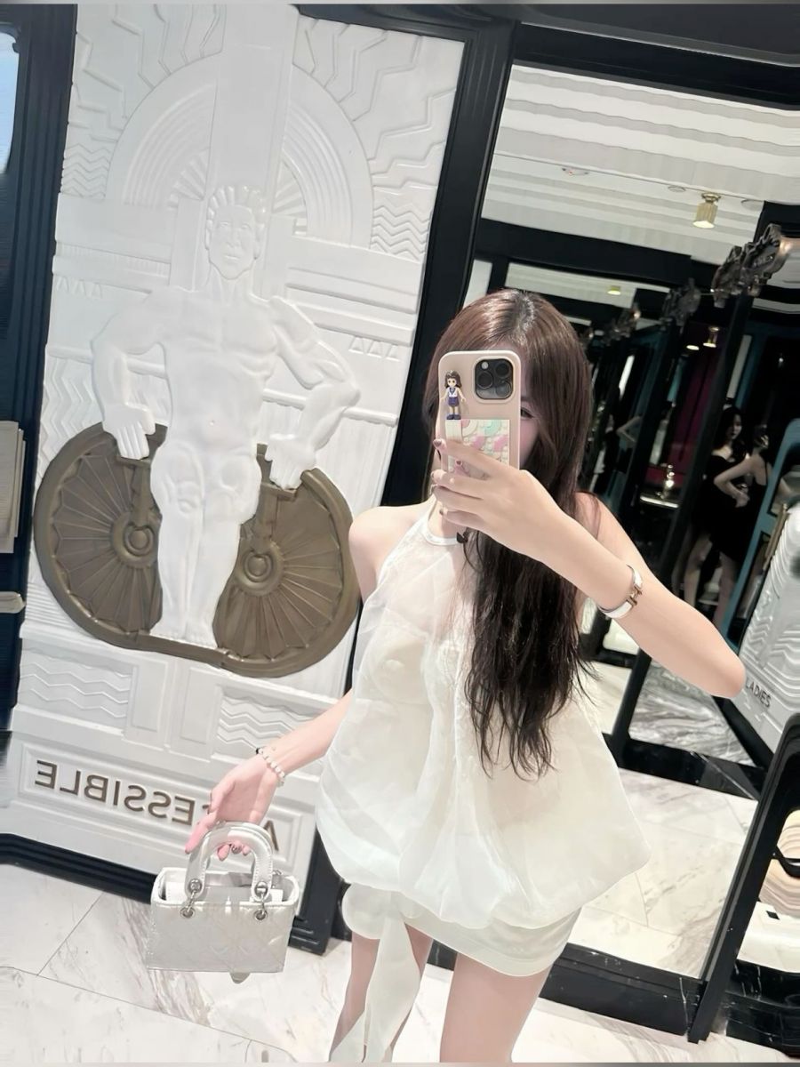 Cô gái xinh đẹp trong trang phục áo trắng thanh lịch