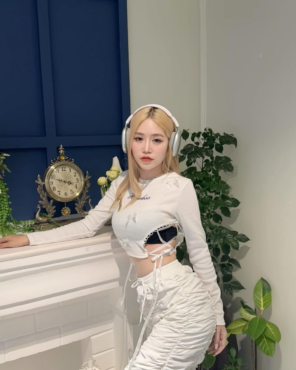 Cô gái xinh đẹp trong trang phục crop top trắng và quần dài