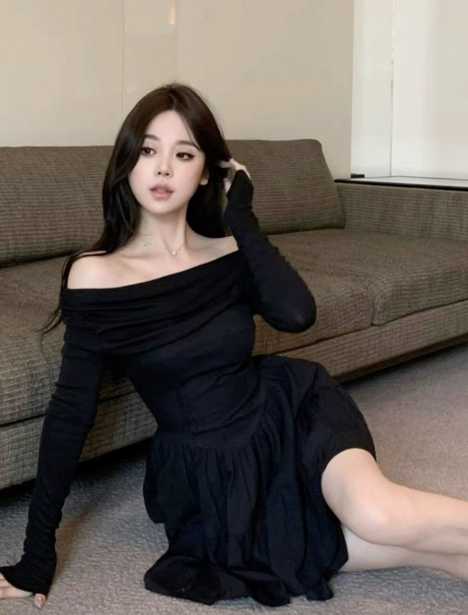 Cô gái xinh đẹp trong trang phục dạo phố thư giãn tại nhà