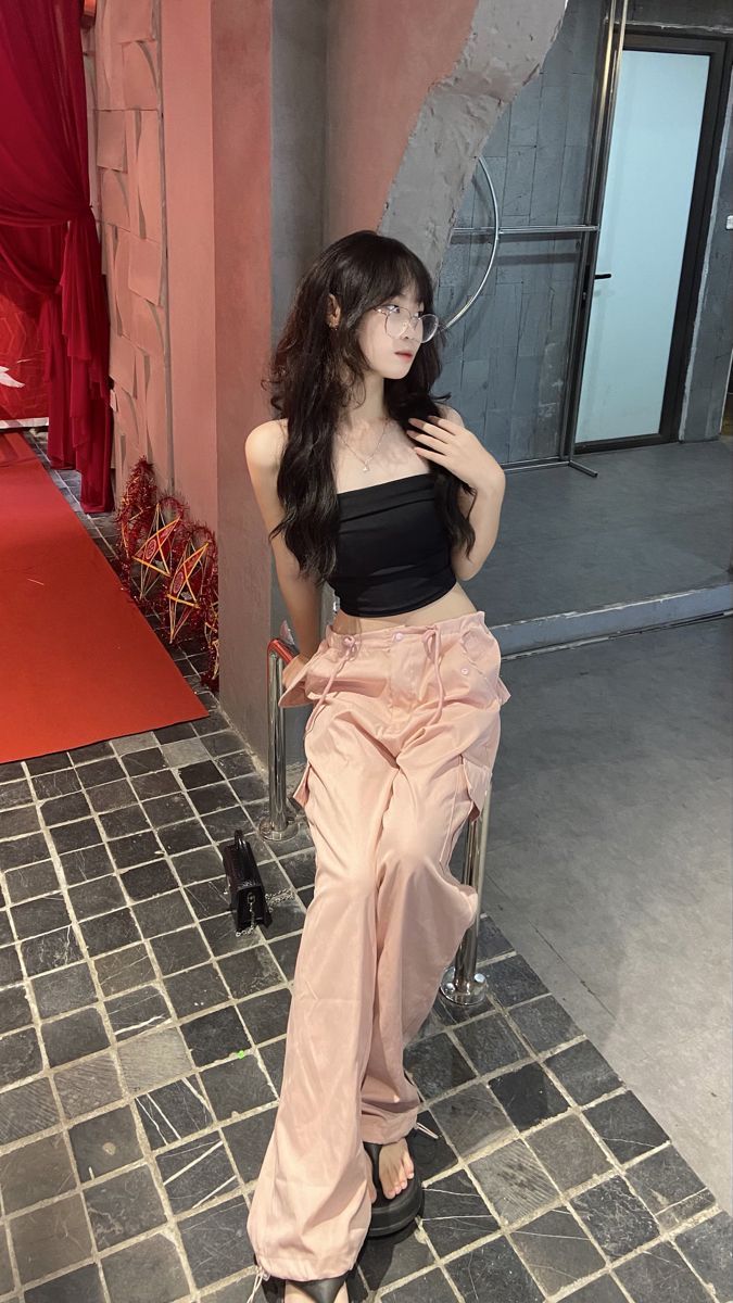 Cô gái xinh đẹp trong trang phục gợi cảm